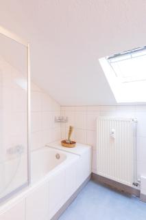 - Savanna Lodge Deluxe with Exclusive Design - Apartment 75sqm - Central Location - Terrace with View - Completely Renovated 2024 with Smart TV & Netflix - Separate Kitchen - Free Parking - Near Airport & Train - Duisbourg - 9