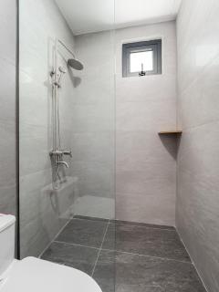 Kim Apartment - Cozy 1BR for Couples in Thảo Điền - Yellow - 1