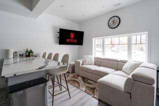 Luxury 2 Bedroom 3 Bed Family Friendly Oasis with Smart Technology - Brampton - 0
