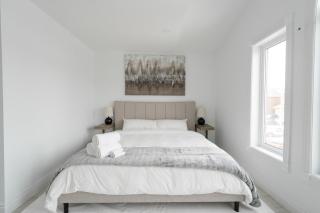 Luxury 2 Bedroom 3 Bed Family Friendly Oasis with Smart Technology - Brampton - 9