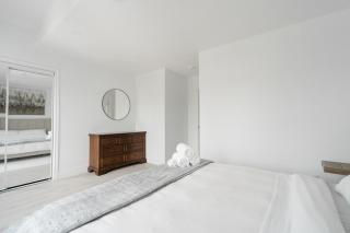Luxury 2 Bedroom 3 Bed Family Friendly Oasis with Smart Technology - Brampton - 3
