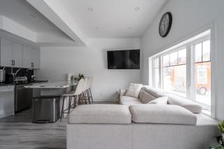 Luxury 2 Bedroom 3 Bed Family Friendly Oasis with Smart Technology - Brampton - 1