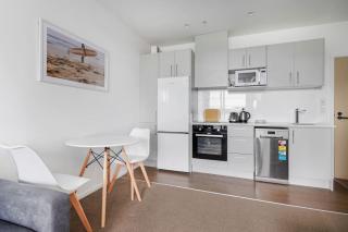 Neighborhood Hideaway with Air-con and Deck - Auckland - 1