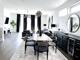 High-End 3BR 3.5BA Heights Home w Rooftop and WiFi - Houston - 0