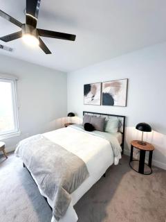 High-End 3BR 3.5BA Heights Home w Rooftop and WiFi - Houston - 8