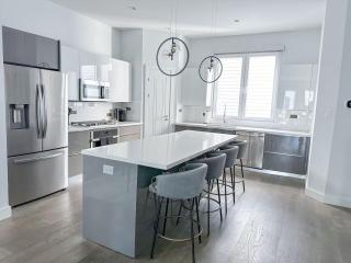 High-End 3BR 3.5BA Heights Home w Rooftop and WiFi - Houston - 6