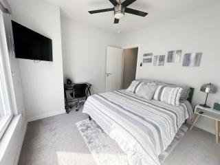 High-End 3BR 3.5BA Heights Home w Rooftop and WiFi - Houston - 2
