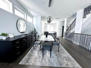 High-End 3BR 3.5BA Heights Home w Rooftop and WiFi - Houston - 1