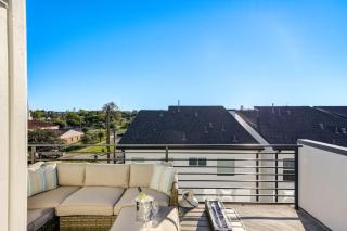 Chic 2Bed 2.5 Bath Rooftop Retreat with City Views - Houston - 9