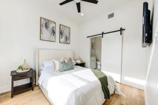Chic 2Bed 2.5 Bath Rooftop Retreat with City Views - Houston - 8