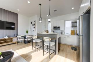 Chic 2Bed 2.5 Bath Rooftop Retreat with City Views - Houston - 7