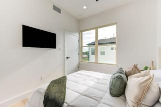 Chic 2Bed 2.5 Bath Rooftop Retreat with City Views - Houston - 6