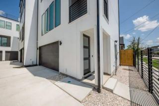 Chic 2Bed 2.5 Bath Rooftop Retreat with City Views - Houston - 5
