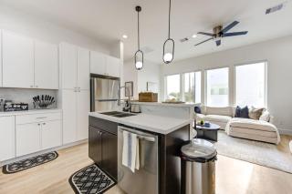 Chic 2Bed 2.5 Bath Rooftop Retreat with City Views - Houston - 4