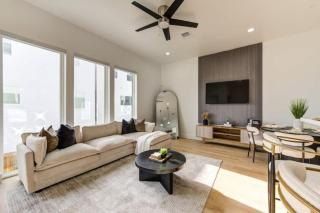 Chic 2Bed 2.5 Bath Rooftop Retreat with City Views - Houston - 3