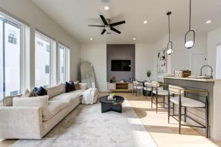 Chic 2Bed 2.5 Bath Rooftop Retreat with City Views - Houston - 2