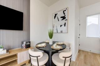 Chic 2Bed 2.5 Bath Rooftop Retreat with City Views - Houston - 1