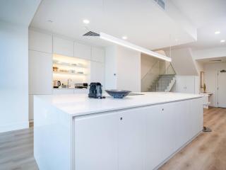 Stunning 2-Bedroom Duplex in Dubai Marina - 3