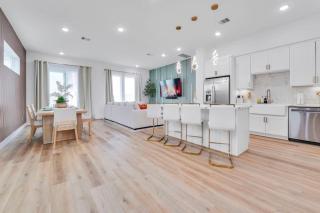 Classy 4BD 3.5BA with Soak Tub Backyard and Game Room - Houston - 0