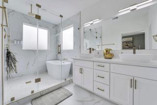 Classy 4BD 3.5BA with Soak Tub Backyard and Game Room - Houston - 8