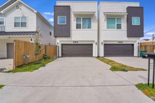 Classy 4BD 3.5BA with Soak Tub Backyard and Game Room - Houston - 2