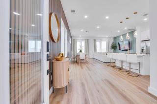 Classy 4BD 3.5BA with Soak Tub Backyard and Game Room - Houston - 1