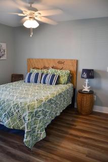 Cozy 3BR Cottage Fishing Private Dock Boating - - 3