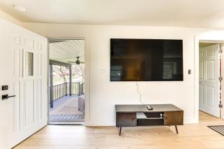 Apt with Deck 3 Mi to Downtown Youngstown! - Youngstown - 5
