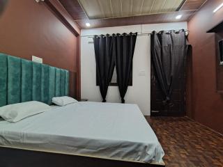 Down Hill Homestays - 1