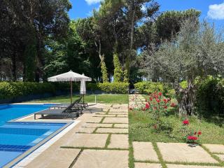 Beachfront Villa with Private Pool by Monika Experiences - Golem - 9