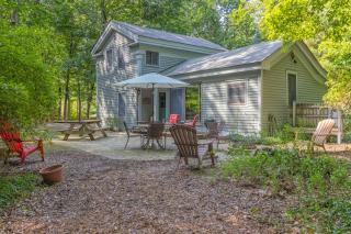 Walking distance to Lake Michigan! Cozy Cottage - Fennville - 9
