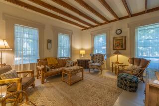 Walking distance to Lake Michigan! Cozy Cottage - Fennville - 1