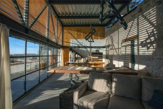 3 deptos en el mismo lugar: Penthouse con doble altura y magnífica arquitectura, Loft con cocina integral y Departamento en planta baja con patio. - 3