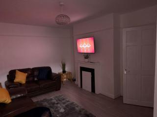 Cozy 3 Bed House - with Free Parking & WiFi - Mánchester - 1