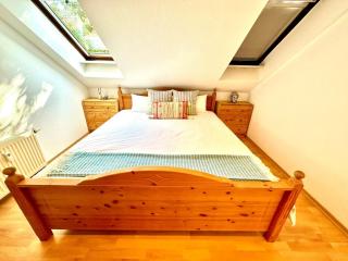 Fantastische Dachgeschosswohnung in Connewitz - 3 private Schlafbereiche - Platz für bis zu 5 Personen - tolle Lage und öffentliche Verkehrsmittel - Leipzig - 0