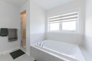 Entire 4BR Detached Home 15 Mins from the Falls, in Thorold, Perfect for 10 guests - Thorold - 3