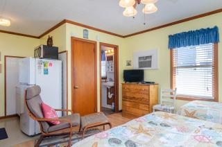 The Pelican Hidden Treasure Inn Room 2 by Bryant Real Estate - Kure Beach - 4