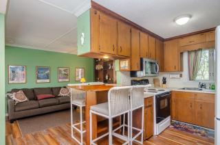 The Sandpiper Hidden Treasure Inn Room by Bryant Real Estate - Kure Beach - 2