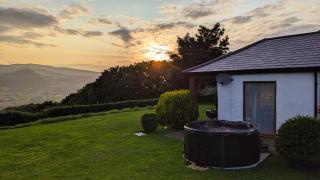 Fig Tree - Pet-friendly cottage with indoor pool, hot tub & breathtaking views of Snowdonia - Colwyn Bay - 0