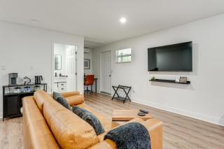 Stylish Lakeland Studio with Workspace - 7