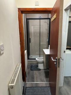 Room 1 in south Yorkshire - 3