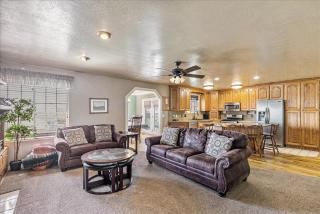 Cozy 2BR with Hot Tub and Fully Fenced Backyard - North Ogden - 4