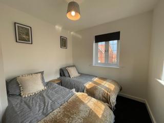 Kale Drive House Long Stays Welcome Free Parking, Sleeps 6 - Down Hatherley - 2
