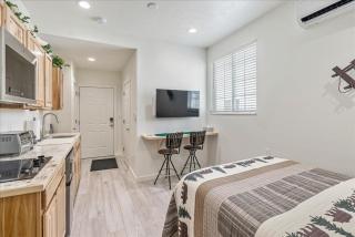Studio Unit Shared Hot Tub & Fully Fenced Yard - North Ogden - 0