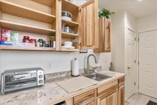 Studio Unit Shared Hot Tub & Fully Fenced Yard - North Ogden - 1
