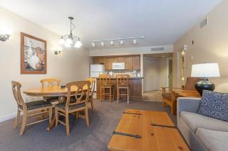 King Jacuzzi Suite, Full Kitchen, Heated pool - Shanty Bay - 7
