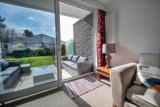Beautiful attractive house free parking near Airport - 5