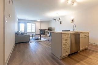 King Suite, Jacuzzi, Full Kitchen, Heated pool - Shanty Bay - 1