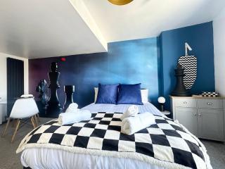 The Board Games Apartments - Brought to you by Coastline Retreats - Themed town centre apartments ALL WITH LUXURY 2 PERSON JACUZZI BATHS - 5 mins walk to the beach, Netflix, Superfast Wifi - Bournemouth - 4