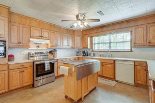 Lakefront Gem with Boat Dock and Fishing Pier in Many - 4